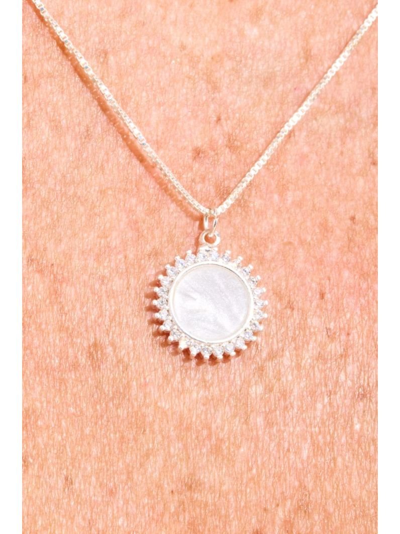 Colar | Círculo com Madre pérola branca e detalhes cravejados