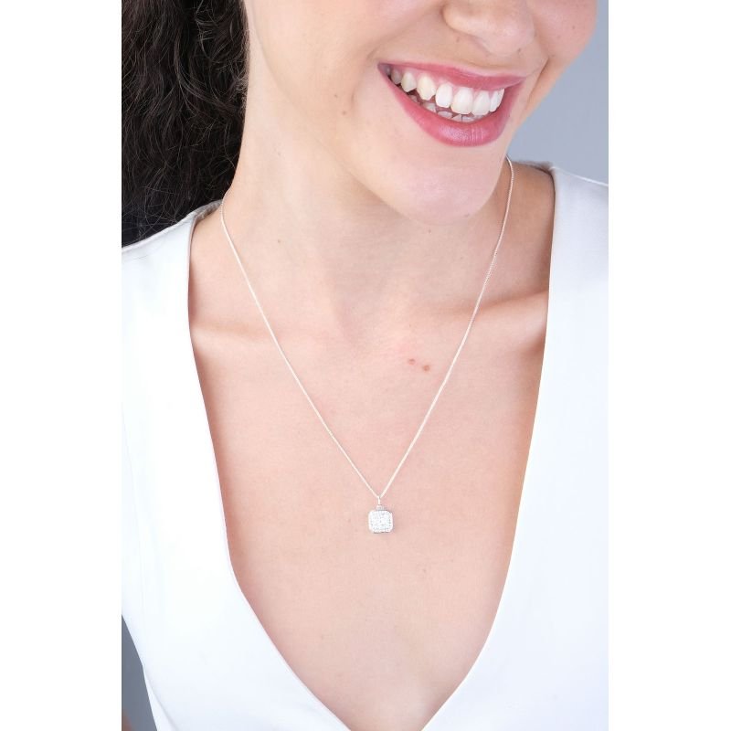 Colar delicado com pingente quadrado cravejado em zirconias - Semijoias Prata